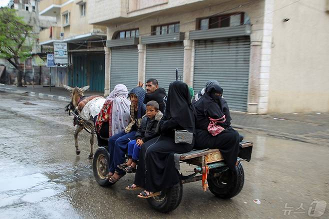 팔레스타인 주민들이 달구지를 타고 라파 동부지역을 빠져나오고 있다. ⓒ 로이터=뉴스1 ⓒ News1 권진영 기자