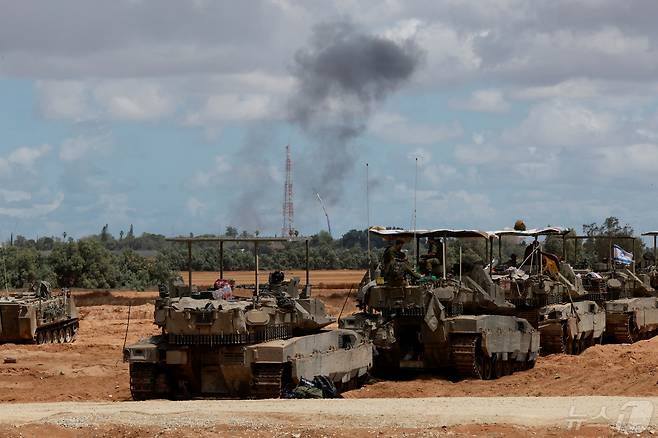 6일(현지시간) 이스라엘과 가자지구 국경 근처에서 이스라엘군이 탱크를 몰고 이동하고 있다. 이스라엘군은 가자지구 지상작전에 앞서 최남단 라파 동부 지역에 '즉시 대피' 명령을 내렸다. 2024.05.06 ⓒ 로이터=뉴스1 ⓒ News1 권진영 기자
