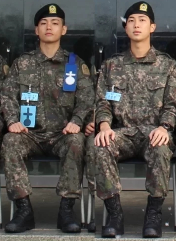 방탄소년단 뷔(왼쪽)와 RM. 사진 | 육군훈련소