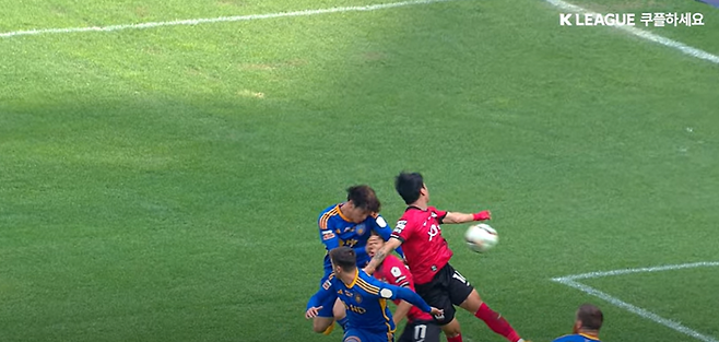 지난 5일 서울월드컵경기장에서 열린 FC서울과 울산HD 경기 후반 막판 페널티킥 판정 상황. 출처 | 중계화면 캡처