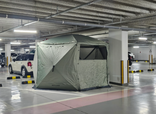아파트 지하주차장에 설치되어있는 대형 텐트. [사진=온라인 커뮤니티 갈무리]