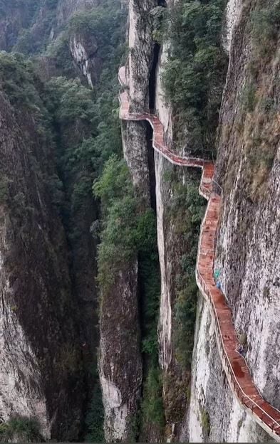 중국 옌당산은 절벽 등반으로 유명하다. /웨이보