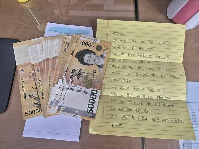 어린이날인 지난 5일 서울 동작구 상도동에 사는 글쓴이는 보육원에 100만원을 기부한 청년의 사연과 편지를 공개했다. /당근