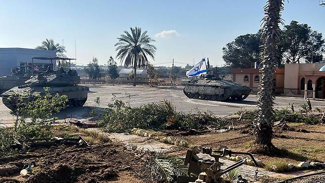 이스라엘군이 5월 7일 공개한 영상에서 캡처한 이 사진에서 이스라엘군 401여단 탱크가 가자지구 남부 가자지구와 이집트 사이 라파 국경의 팔레스타인 측으로 진입하고 있다. 이스라엘군은 5월 7일 라파 국경지대의 팔레스타인 쪽을 '작전 통제'했으며 병력이 이 지역을 정찰하고 있다고 밝혔다./AFP 연합뉴스
