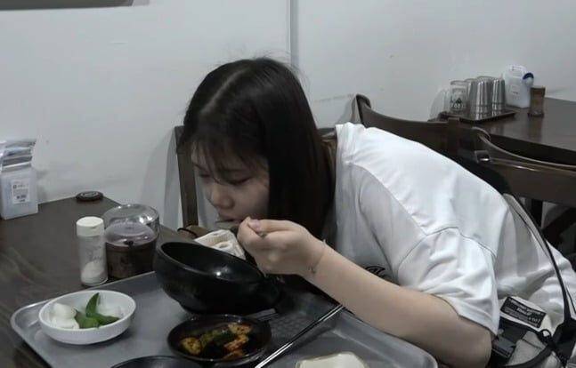국밥을 먹고 있는 양은서 양. /MBC life 유튜브 캡처