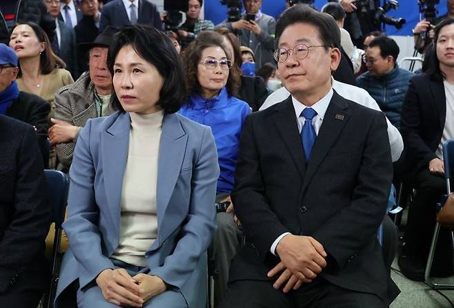제22대 국회의원 선거 계양을에 출마한 이재명 더불어민주당 대표와 부인 김혜경씨가 지난달 11일 인천 계양구 선거사무소에서 개표방송을 지켜보고 있다. ⓒ뉴시스