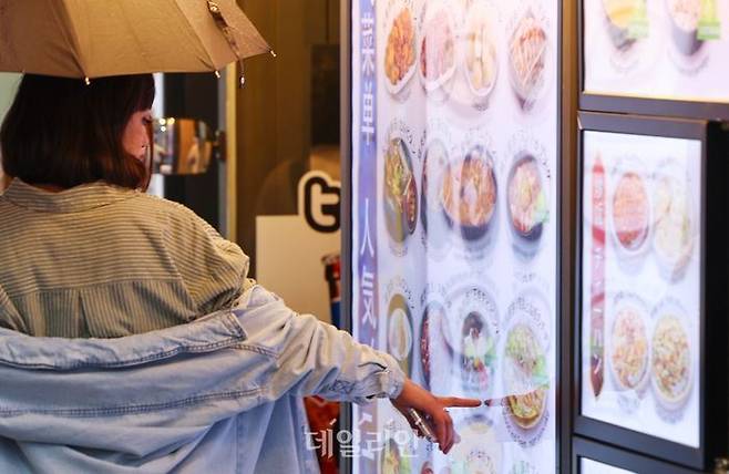 6일 오후 서울 명동의 한 음식점 앞에서 관광객이 메뉴를 살펴보고 있다. ⓒ연합뉴스