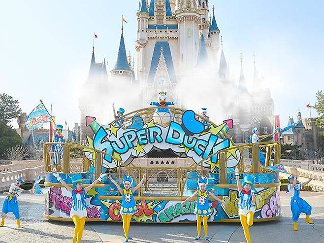 도쿄 디즈니랜드 공식 홈페이지에는 이번 이벤트가 이렇게 소개돼있다. “일상에서는 있을 수 없었던, 도널드가 꿈에 그리던 이상적인 세계로 변신한 놀이공원을 즐겨보세요!”. 도쿄 디즈니랜드 홈페이지 캡처