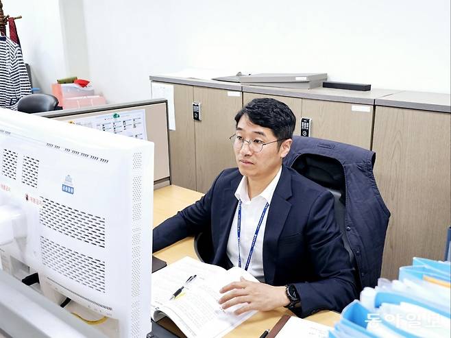 국회 사무실에서 일하고 있는 박 씨. 탈북민 출신이 국회에서 4급 보좌관이 된 것은 그가 최초이다.