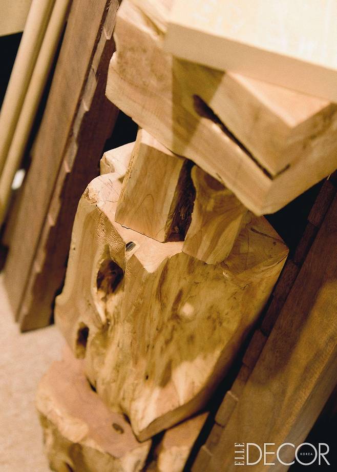가구를 만들고 남은 투박한 나무토막들은 우드 카빙의 좋은 재료가 된다.