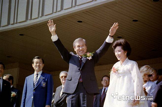 노태우 대통령이 1988년 9월 17일 제24회 서울올림픽 개막식에 참석, 관중의 환호에 두 팔을 들어 인사하고 있다. 국가기록원 제공
