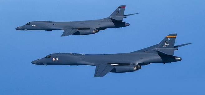 B-1B 랜서 (Lancer)는 B-52, B-2와는 달리 핵폭탄을 탑재하지는 않는다. 당초 핵폭격기로 개발됐으나 미국과 러시아의 전략무기감축협정(START)에 따라 2011년 핵폭탄 탑재 장치를 제거했다. 합동직격탄(JDAM)을 포함한 위력적인 재래식 폭탄으로 융단폭격할 수 있고 스텔스 성능까지 갖춰 유사시 북한 지도부에 치명타를 가할 수 있다. 가변익의 특징을 가지고 있으며, 최대 속도로 비행하면 괌 기지에서 출격한 지 2시간 만에 평양을 폭격할 수 있다. 전략폭격기 3총사 중 가장 빠르고 무장 탑재량도 많다. 기체 내부에 34t, 외부에 27t 등 총 61t의 폭탄·미사일을 탑재할 수 있다. B-1B 폭격기는 길이 44.5m, 폭 41.8m, 무게 86t, 최고 속도가 마하 1.2에 달한다. 미 본토에서도 공중급유를 거쳐 논스톱으로 한반도에 날아 올 수 있다. 미 전략사령부가 현재 45대를 운용 중으로 알려졌다. 사진=국방부 제공