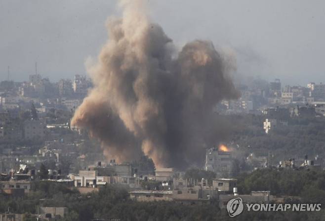 지난해 10월31일(현지시간) 이스라엘군의 폭격을 받은 가자지구에서 연기가 치솟고 있다.UPI연합뉴스