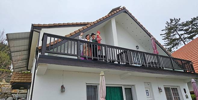 남해독일마을호텔의 뮌헨하우스를 운영하는 이병수·이영자씨 부부가 손을 흔들며 손님들을 반기고 있다. 최상원 기자