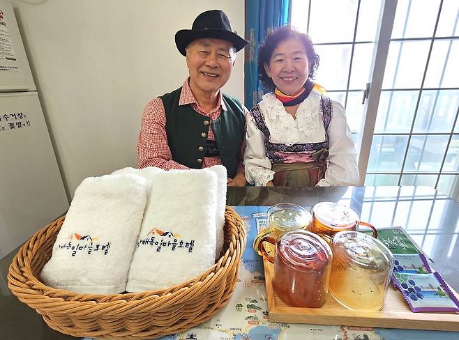 남해독일마을호텔의 뮌헨하우스를 운영하는 이병수·이영자 부부. 마을호텔에 참여하는 모든 민박집은 전체 수준을 끌어올리기 위해 수건 등 욕실용품과 차 등 객실용품을 통일시켰다. 최상원 기자