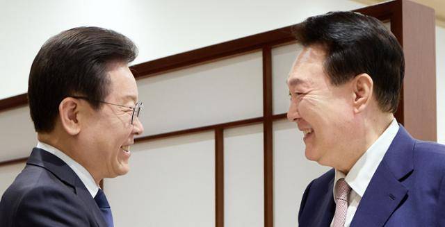 윤석열 대통령이 지난달 29일 서울 용산 대통령실 청사에서 이재명 더불어민주당 대표와 만나 악수하고 있다. 대통령실 제공