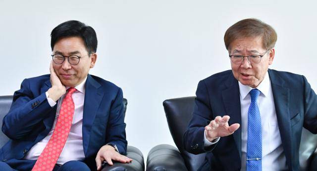 함성득(왼쪽) 경기대 정치전문대학원장과 임혁백 고려대 명예교수가 2일 서울 중구 한국일보 사옥에서 윤석열 대통령과 이재명 더불어민주당 대표의 영수회담 전후 과정에 대해 설명하고 있다. 두 사람은 각각 윤 대통령과 이 대표의 대리인(메신저) 자격으로 영수회담 조율을 위한 비공식 특사 역할을 했다. 윤 대통령과 이 대표 간의 대화의 정치가 이어지기를 바라는 마음에서, 두 사람은 넥타이 색깔도 일부러 맞췄다. 함 원장은 국민의힘을 상징하는 빨간색 넥타이를, 임 명예교수는 민주당의 색깔인 파란색 넥타이로 조화를 꾀했다. 신용주 인턴기자