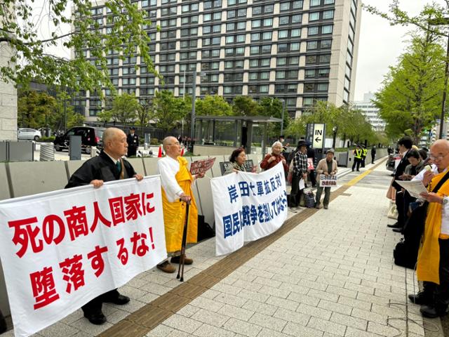 일본 평화운동 시민단체인 '평화를만들어내는종교자네트워크'가 지난달 18일 도쿄 참의원(상원) 의원회관 앞에서 일본 자위대의 야스쿠니신사 집단 참배를 규탄하고 평화헌법 9조 수호를 외치는 집회를 하고 있다. 도쿄=류호 기자
