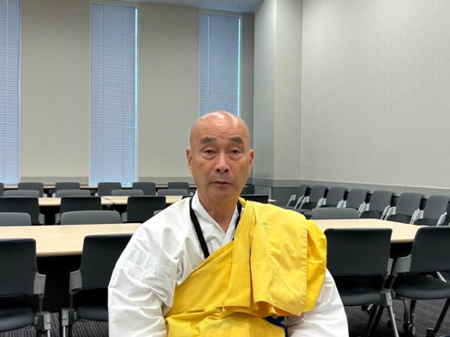 일본 평화운동 시민단체인 '평화를만들어내는종교자네트워크' 소속의 다케다 다카오 스님이 지난달 18일 도쿄 참의원(상원) 의원회관에서 본보와 인터뷰하고 있다. 도쿄=류호 기자