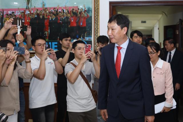 베트남 축구대표팀 사령탑으로 선임된 김상식 감독이 6일 하노이 베트남축구협회에서 열린 취임식장에 들어서고 있다. 디제이매니지먼트 제공