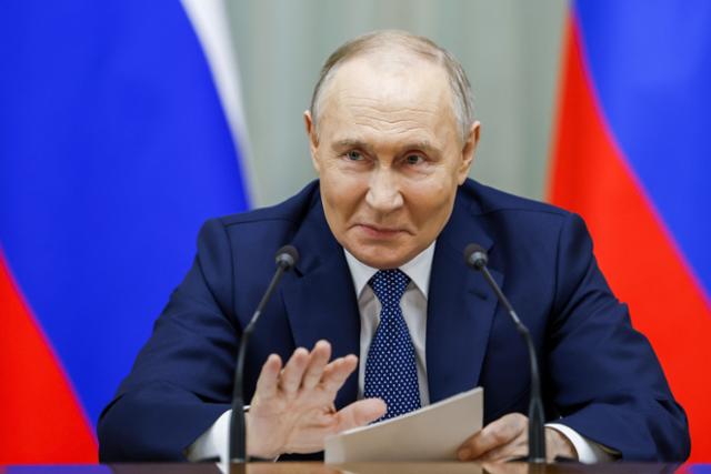 블라디미르 푸틴 러시아 대통령이 6일 모스크바 크렘린궁에서 러시아 정부 각료들과 회의를 열고 발언하고 있다. 모스크바=타스 연합뉴스