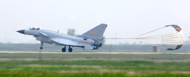 중국 공군 주력 전투기 중 하나인 J-10 전투기가 비행 전술 훈련을 하고 있다. 연합뉴스