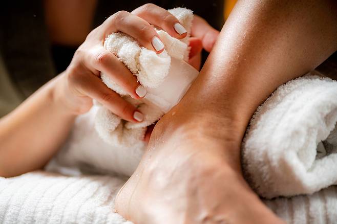 팔꿈치 터널증후군을 예방하려면 팔꿈치를 구부리는 자세를 삼가야 한다./사진=클립아트코리아