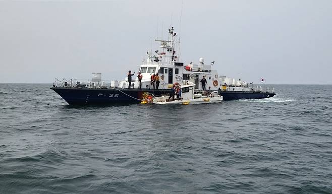 어제(6일) 제주시 조천읍 해상에서 침수 피해가 발생한 모터보트 승선원 구조가 진행되는 모습 (사진, 제주해양경찰서)