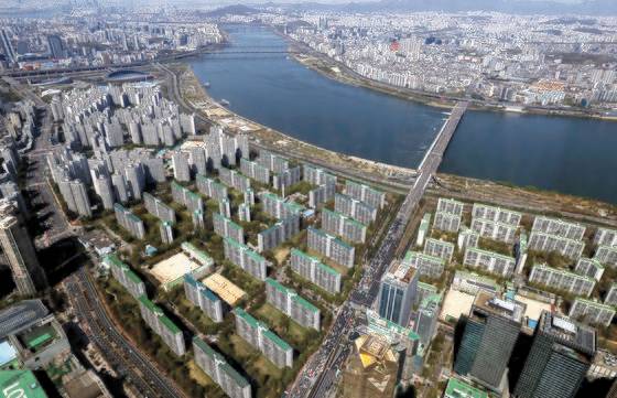 올해 공시가격이 10% 넘게 오른 서울 잠실 아파트가 새로 도입된 재산세 과표상한제 덕을 톡톡히 볼 전망이다. 사진은 잠실 일대 아파트. 연합뉴스