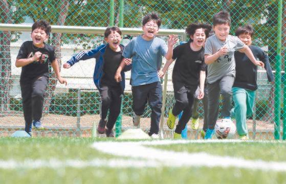대전의 한 초등학교에서 학생들이 축구를 하는 모습. 사진은 기사 내용과 관련 없음. 뉴스1
