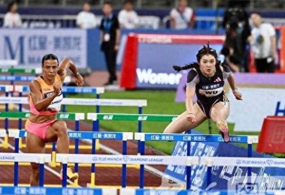 우옌니가 지난달 20일(현지시간) 2024년 다이아몬드 리그 대회 여자 100m 허들 경기에 출전하고 있다. 사진 SCMP 캡처