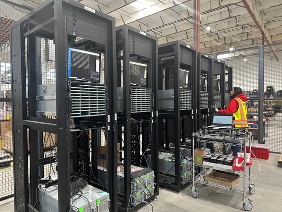 미국 라스베이거스에 위치한 한 데이터센터에서 작업자가 서버의 저장장치에 ITAD 작업을 진행하는 모습. 사진 SK에코플랜트