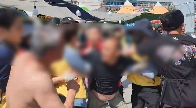 ▲전남 여수시 해양정책과가 여수거북선축제 불법 야시장 강제 집행에 나서자 상인들이 반발하고 있는 모습
