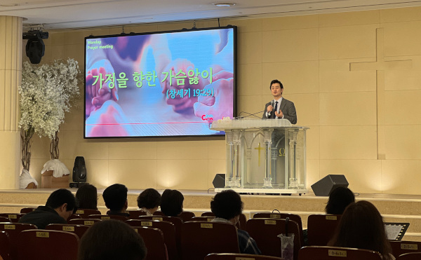 조인 오륜교회 목사가 6일 서울 강동구 교회에서 열린 CPR 기도회를 인도하고 있다.