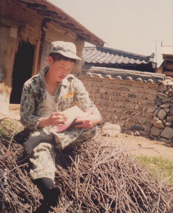 1980년 경북 의성군 춘산면 방위병 시절 빈집에서 귀신이 나온다는 소문이 돌던 폐가에서 자취하던 때의 박용배 목사.