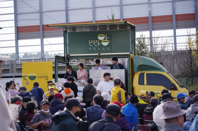 따밥 봉사자들이 지난 3월 부활주일에 경기도 성남 모란공원에서 노숙인에게 식사를 전달하고 있다. 따밥 제공