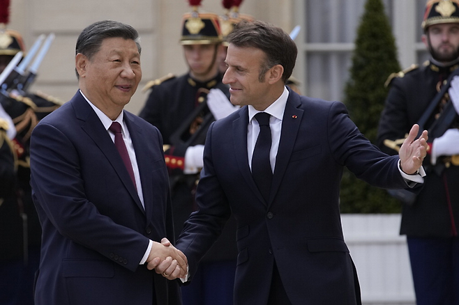 에마뉘엘 마크롱 프랑스 대통령(오른쪽)이 6일(현지시간) 파리 엘리제궁에서 시진핑 중국 국가주석과 회담하기에 앞서 반갑게 악수하고 있다. [AP=연합뉴스]