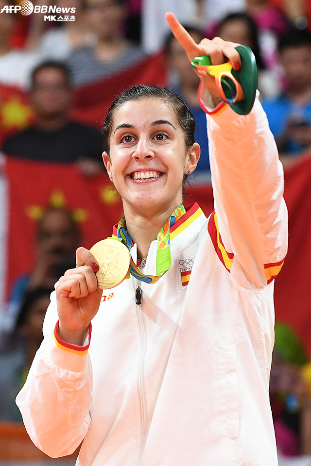 카롤리나 마린이 2016년 제31회 브라질 리우데자네이루올림픽 여자배드민턴 단식 금메달 획득 후 기뻐하고 있다. 사진=AFPBBNews=News1