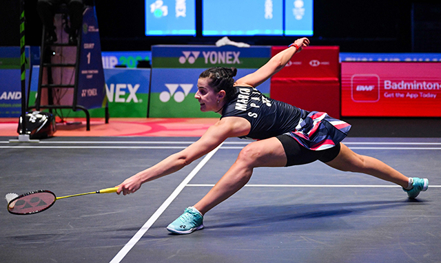 카롤리나 마린이 2024 세계배드민턴연맹 월드투어 슈퍼 1000시리즈 ‘전영오픈’ 결승에서 야마구치 아카네 공격을 받아내고 있다. 사진=AFP=연합뉴스 제공