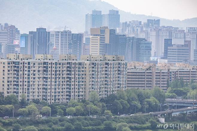 (서울=뉴스1) 이재명 기자 = 서울 아파트값이 5주 연속 상승 흐름을 이어가고 있는 가운데 이번 주 강남 3구(강남·서초·송파구)가 속한 '동남권'의 아파트 매수심리가 큰 폭으로 개선된 것으로 나타났다.  26일 한국부동산원에 따르면 4월 넷째 주(22일 기준) 서울 아파트 매매수급지수는 89.8로 전주(89.3) 대비 0.5포인트(p) 상승한 것으로 나타났다. 서울 아파트 매매수급지수는 지난 2월 둘째 주(12일 기준)를 시작으로 11주 연속 상승세다.  사진은 이날 서울 강남구 압주정동 아파트 단지의 모습. 2024.4.26/ /사진=(서울=뉴스1) 이재명 기자