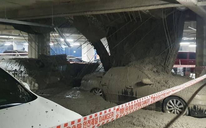 서울 강서구 '롯데캐슬 르웨스트' 지하주차장 4층 구조물이 무너져 쏟아져 내린 콘크리트가 차량을 뒤덮은 모습. /사진제공=독자