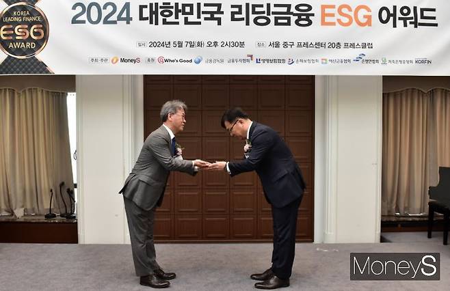▲ 대한민국 리딩금융 ESG 어워드 종합대상 수상한 신한은행