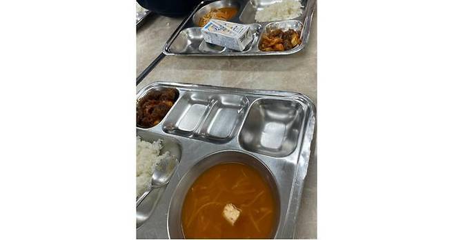 서울 서초구 한 중학교 급식이 한 맘카페에 올라와 누리꾼들의 분노를 샀다. 사진은 맘카페에 올라온 급식의 모습. /사진= 서초구 맘카페 캡처