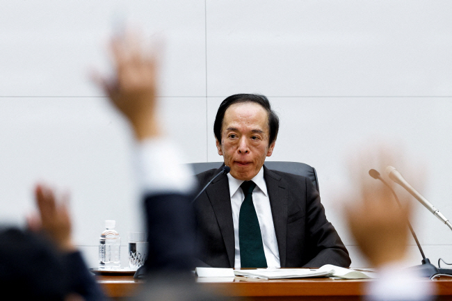 우에다 가즈오 일본은행 총재가 지난 3월 19일 금융정책결정회의에서 17년 만에 기준금리 인상을 결정한 뒤 기자회견을 갖고 있다. 일본은 이를 계기로 2016년 2월부터 계속돼 온 ‘마이너스 금리 시대’를 종료했다.  로이터 연합뉴스