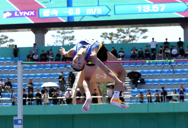 우상혁이 지난 3일 경북 예천스타디움에서 열린 제52회 KBS배 전국육상경기대회 남자 높이뛰기 대학·일반부 경기에서 바를 뛰어넘고 있다.  대한육상연맹 제공