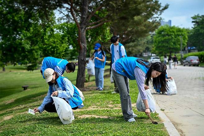 KT&G복지재단이 지난 4일 한강 환경정화를 위한 ‘아름드리 피크닉’ 봉사활동을 실시했다. 사진은 봉사활동에 참여한 참가자들이 플로깅 활동을 진행하는 모습.[KT&G 제공]