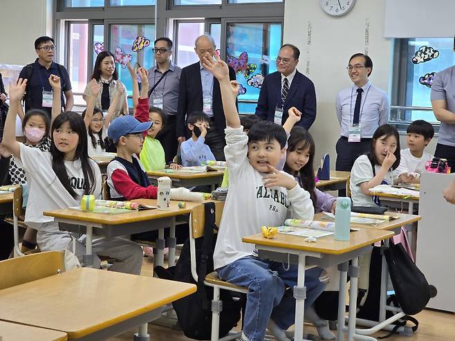 홍콩 교장단이 세종시 해밀초등학교 4학년 영어수업을 참관하고 있다