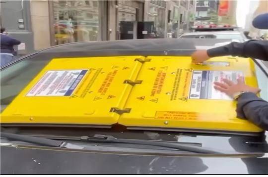 [서울=뉴시스]미국 뉴욕시에서 불법주정차 단속을 위해 바너클 부착하는 사진. 2024.05.07. (사진=김동욱 서울시의원 제공) *재판매 및 DB 금지