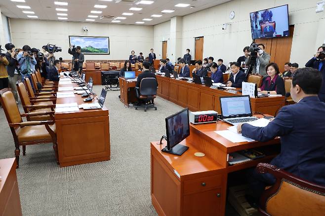 박정 국회 환경노동위원장이 7일 오전 서울 여의도 국회에서 여당 위원과 정부 측 인사들이 불참한 가운데 환경노동위원회 전체회의를 주재하고 있다. 연합뉴스