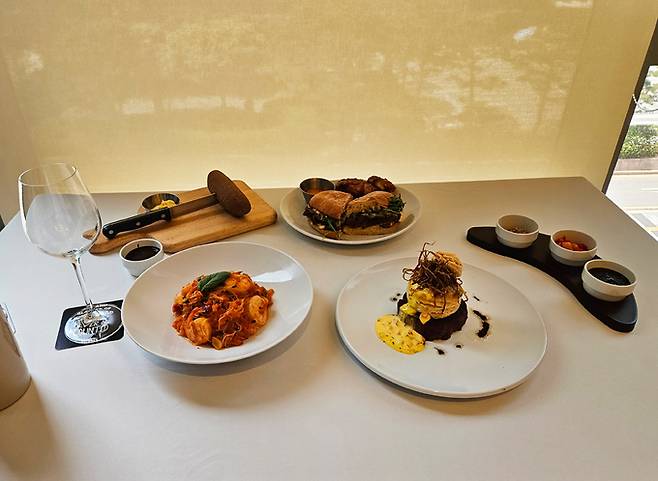 지난달 25일 서울 종로구 아웃백 광화문 D타워점에서 열린 기자간담회 중 새 캠페인과 함께 출시된 신메뉴들이 전시돼 있다. 김수연 기자